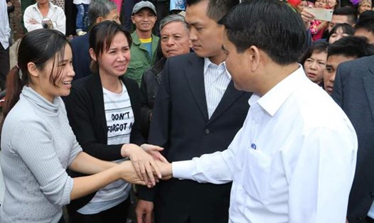 Ông Chung chào hỏi, bắt tay người dân xã Đồng Tâm khi ra nhà văn hóa thôn Hoành (Ảnh: D.T)