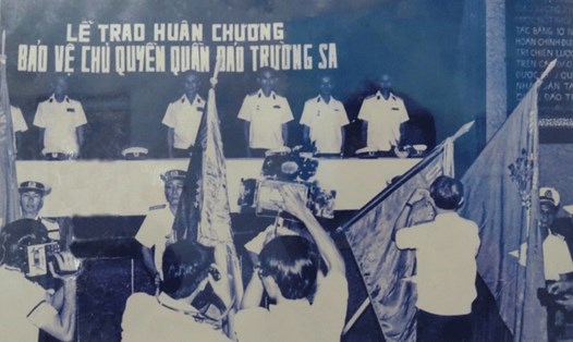 Lễ truy điệu các chiến sĩ hy sinh trong trận chiến Gạc Ma năm 1988 (ảnh trên). Lễ trao Huân chương bảo vệ chủ quyền quần đảo Trường Sa năm 1988. Ảnh tư liệu