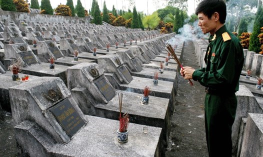 Cựu chiến binh Lưu Thành Trì trước phần mộ liệt sĩ Phạm Văn Đồng. Ảnh: Giang Thùy Linh