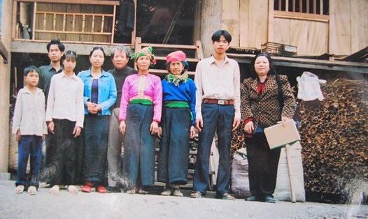 Bà Phơi chụp cùng họa sĩ Thanh Tâm (thứ 5 và 6 từ trái sang) trong chuyến trở về Mường Pồn đầy kỷ niệm của ông họa sĩ già.