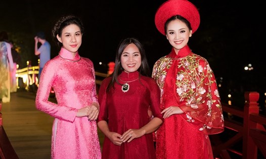 NTK Lan Hương (giữa) trong một sự kiện văn hóa tại Hà Nội.