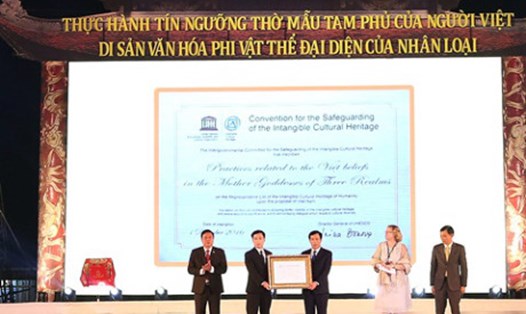 Đại diện Bộ VHTTDL cùng đại diện tỉnh Nam Định nhận bằng tại lễ vinh danh. Ảnh: TTXVN