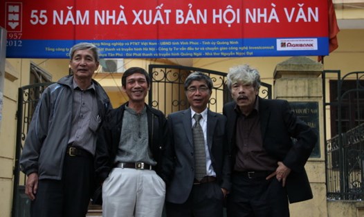 Từ ngày nhà văn Trung Trung Đỉnh (thứ ba từ trái qua) về hưu (1.10.2016), đến nay NXB Hội Nhà Văn chưa có giám đốc mới. - Ảnh: NGUYỄN ĐÌNH TOÁN.