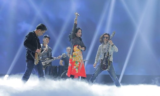 Thanh Lam và ban nhạc Ngũ cung biểu diễn trong chương trình Giai điệu tự hào tháng 4. Ảnh BTC