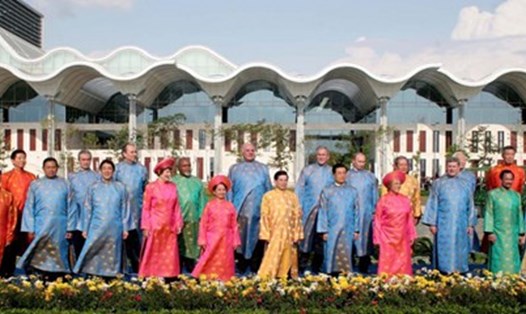 Áo dài khăn xếp là trang phục dành cho các nguyên thủ tham dự APEC 2006. Ảnh Citinews