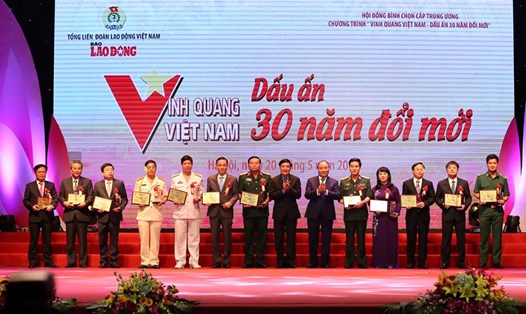 Thủ tướng Nguyễn Xuân Phúc và Chủ tịch Tổng LĐLĐVN Bùi Văn Cường trao giải thưởng Vinh quang Việt Nam cho đại diện các tập thể.  Ảnh: Hải Nguyễn