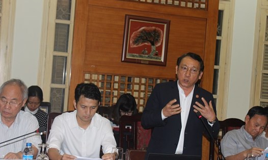 Ông Huỳnh Tấn Vinh phát biểu trong buổi tọa đàm về phát triển du lịch Sơn Trà diễn ra  ngày 30.5. Ảnh: B.H