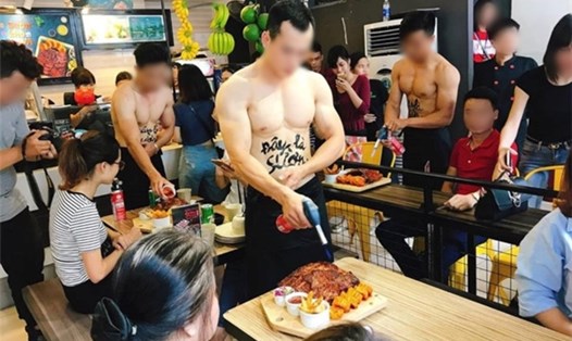 Dàn mẫu nam bán nude phục vụ trong quán ăn. Ảnh cắt từ clip.