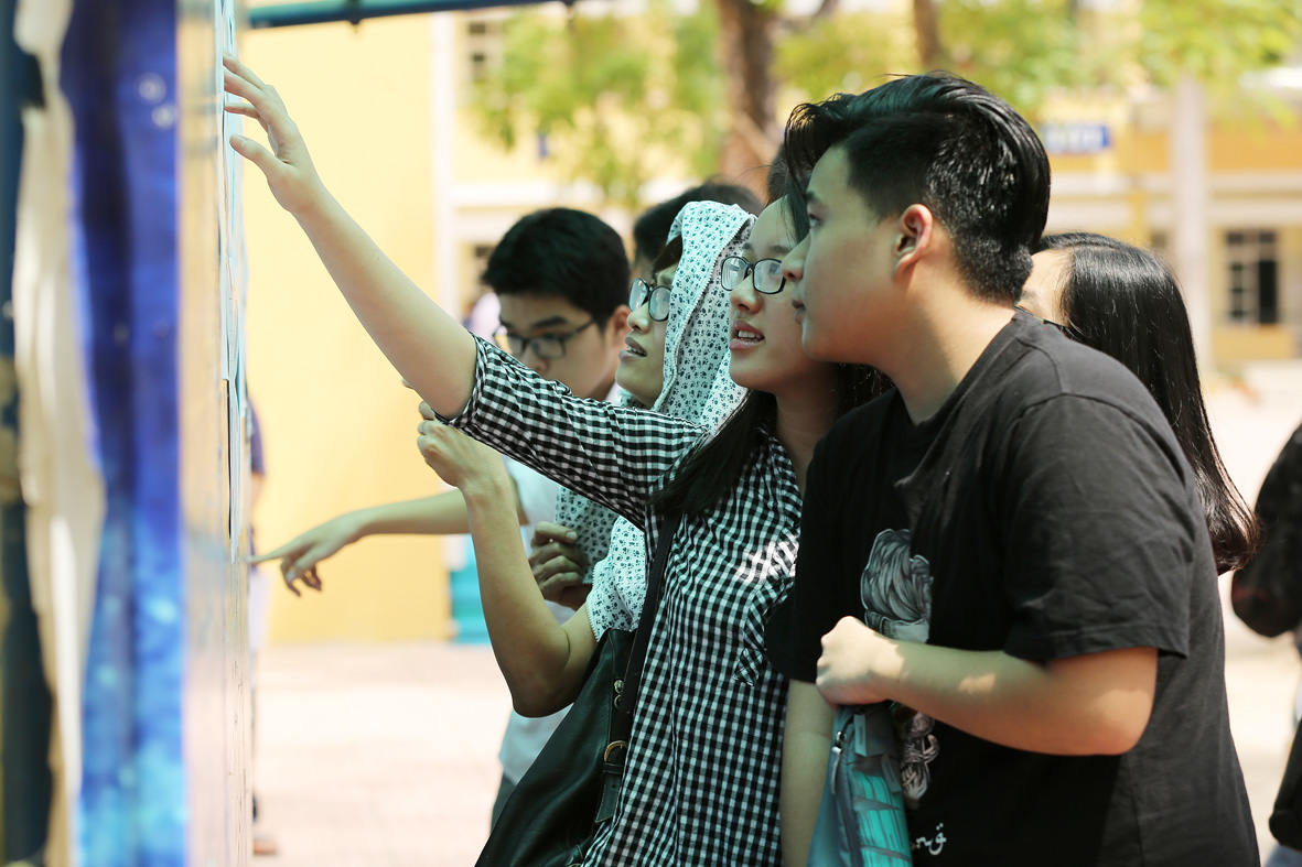 Hiện nay, các trường ở Việt Nam đều công khai điểm thi, bằng cách dán ở trường, hoặc tải lên Internet để mọi người dễ dàng tra cứu. Ảnh: Hải Nguyễn.