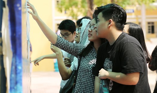 Hiện nay, các trường ở Việt Nam đều công khai điểm thi, bằng cách dán ở trường, hoặc tải lên Internet để mọi người dễ dàng tra cứu. Ảnh: Hải Nguyễn.