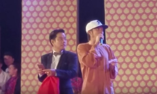 Nghệ sĩ Hoài Linh bất ngờ khi gặp phải tình huống khán giả ném đá lên sân khấu.