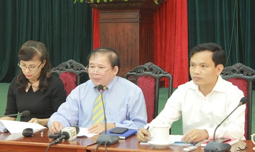 Thứ trưởng Bùi Văn Ga (ngồi giữa) lưu ý chỉ những thí sinh có điểm thi quá chênh lệch với điểm dự kiến mới nên điều chỉnh nguyện vọng. Ảnh: B.H