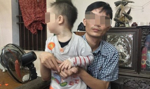Anh Đ.N.M ở Khoái Châu có con nhỏ bị mắc sùi mào gà sau khi đưa con đi cắt bao quy đầu ở ở phòng khám của bà Hoàng Thị Hiền. Ảnh: Văn Thắng.