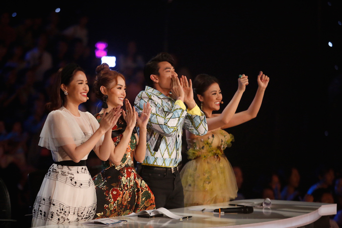 Bốn giám khảo phấn khích trước phần trình diễn của Thiên Khôi. Ảnh: Ân Nguyễn