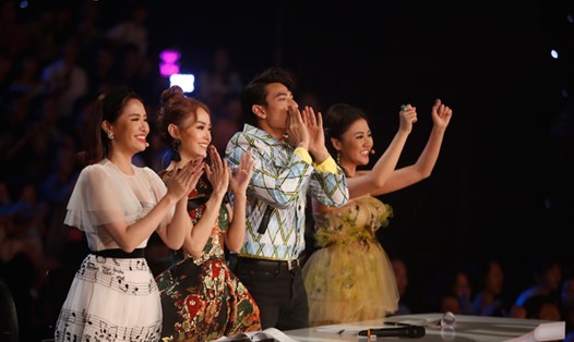 Bốn giám khảo phấn khích trước phần trình diễn của Thiên Khôi. Ảnh: Ân Nguyễn
