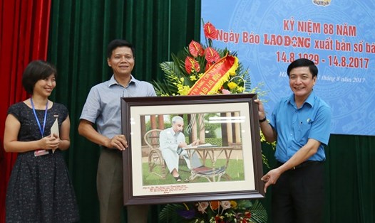 Chủ tịch Tổng LĐLĐVN Bùi Văn Cường chúc mừng Báo Lao Động nhân kỷ niệm 88 năm ngày xuất bản số báo đầu tiên.  Ảnh: Hải Nguyễn