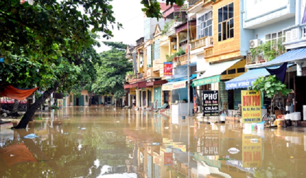 Nước dâng cao tràn vào sát các nhà dân ở khu vực trước cửa ga Yên Bái. Ảnh Đ.Toàn