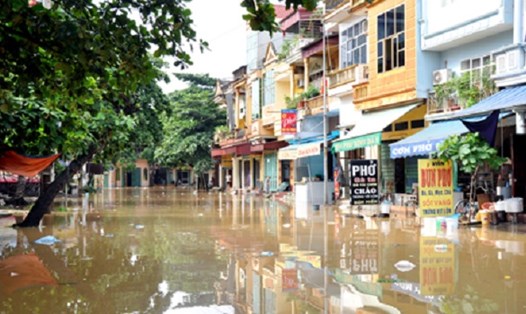Nước dâng cao tràn vào sát các nhà dân ở khu vực trước cửa ga Yên Bái. Ảnh Đ.Toàn
