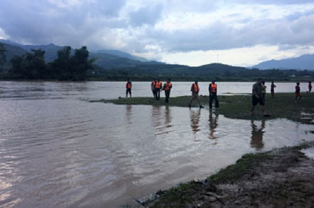 Lực  lượng chức năng và người dân cùng tham gia tìm kiếm người mất tích. Ảnh: Nguyễn Thư