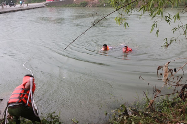 Một số người dân phát hiện thi thể chết trôi trên sông Cầu. Ảnh minh họa, nguồn: Zing