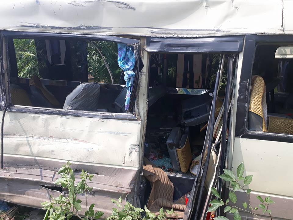 Cú va chạm mạnh khiến xe khách bị hư hỏng và lao lên vỉa hè. Ảnh: V.A​