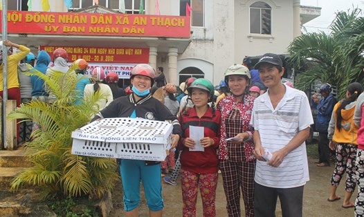 Người dân thôn Hà Yến, xã An Thạch, huyện Tuy An vui mừng khi nhận được "cần câu cơm" đón Tết. Ảnh: Nhiệt Băng
