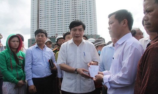 Chủ tịch Tổng LĐLĐ VN Bùi Văn Cường trao nóng 120 triệu đồng cho các hộ dân, đoàn viên nghiệp đoàn Nghề cá phường Vĩnh Phước bị thiệt hại nặng trong vụ hỏa hoạn.