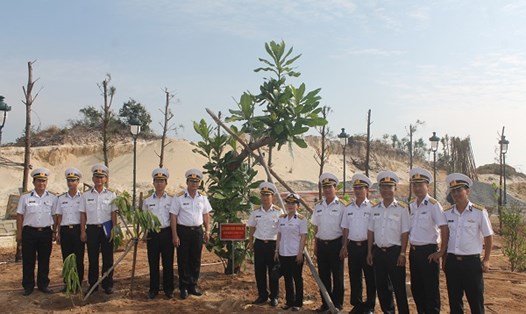 Lữ đoàn 162 (Vùng 4 Hải quân) tặng cây bàng vuông mang về từ Trường Sa cho khu tưởng niệm chiến sĩ Gạc Ma.