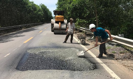 Cty CP Quản lý và Xây dựng đường bộ Khánh Hòa đang tích cực sửa chữa các vị trí hư hỏng. Ảnh: N.Băng