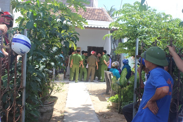 Công an khám nghiệm hiện trường, điều tra vụ nổ. Ảnh: T.T