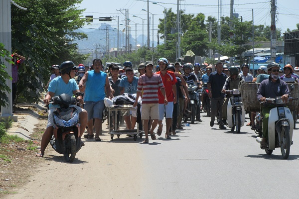 Người nhà đưa thi thể anh Đ đi trên các tuyến phố ở TP Phan Rang - Tháp Chàm, Ninh Thuận. Ảnh: T.A