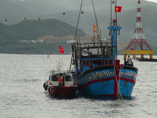 Các ngư dân của tàu cá được trung chuyển bằng ca nô vào bờ. Ảnh: Châu Tường