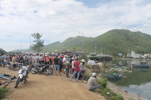 Người dân hiếu kỳ tập trung xem vụ việc. Ảnh: N.B