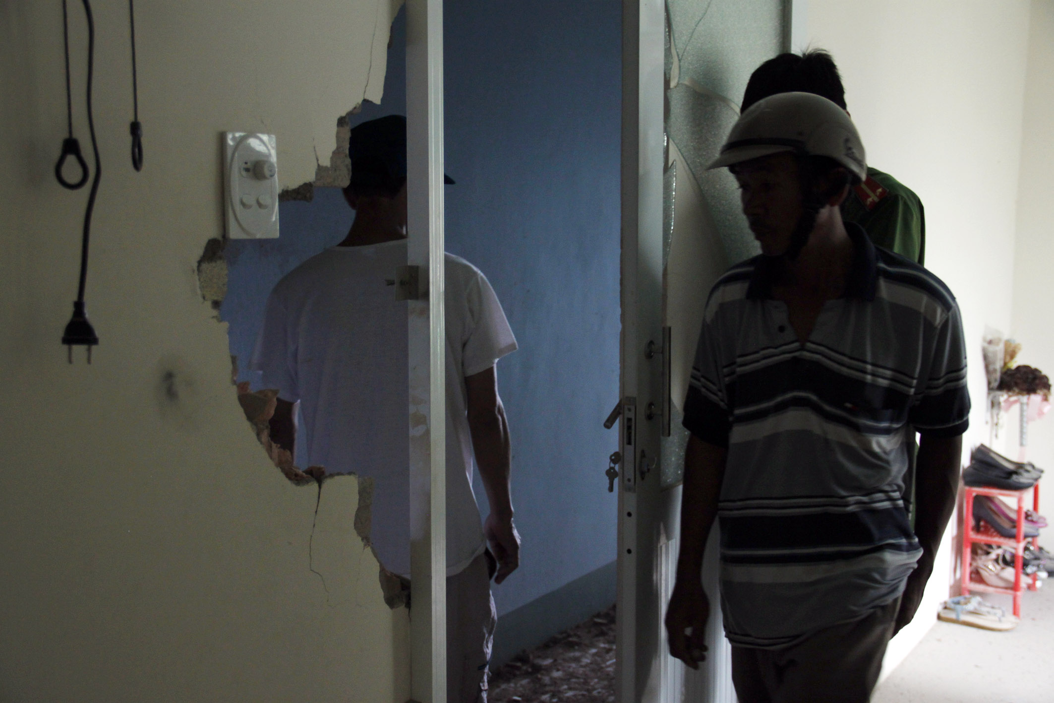 Mảng tường trong phòng ngủ của dân cũng bị sập. Ảnh: T.T