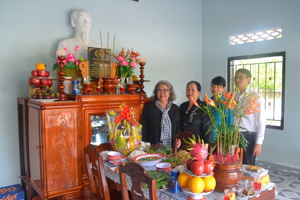 Bà Hường (thứ 2 từ trái qua) bên các cựu binh và cán bộ thị xã Ninh Hòa tại nhà thờ liệt sĩ. Ảnh: C.T