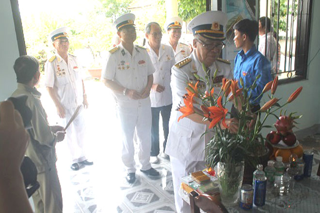 Các cựu binh tàu không số 235 thắp hương tại nhà thờ, tưởng nhớ đồng đội. Ảnh: Nhiệt Băng