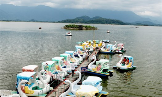 Bến thuyền hồ Núi Cốc, nơi du khách dạo chơi trên mặt nước hồ bằng du thuyền thiên nga. Ảnh: PV