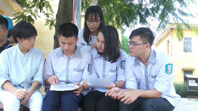 Vụ việc tách - sáp nhập Trường THCS và THPT Hai Bà Trưng quá gấp gáp vấp phải sự phản ứng của phụ huynh, học sinh. Ảnh: P.V