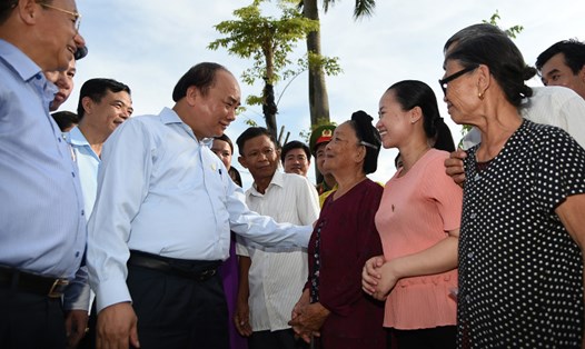Thủ tướng Nguyễn Xuân phúc thăm nhân dân xã Tượng Sơn, huyện Thạch Hà, tỉnh Hà Tĩnh. Ảnh: A.C