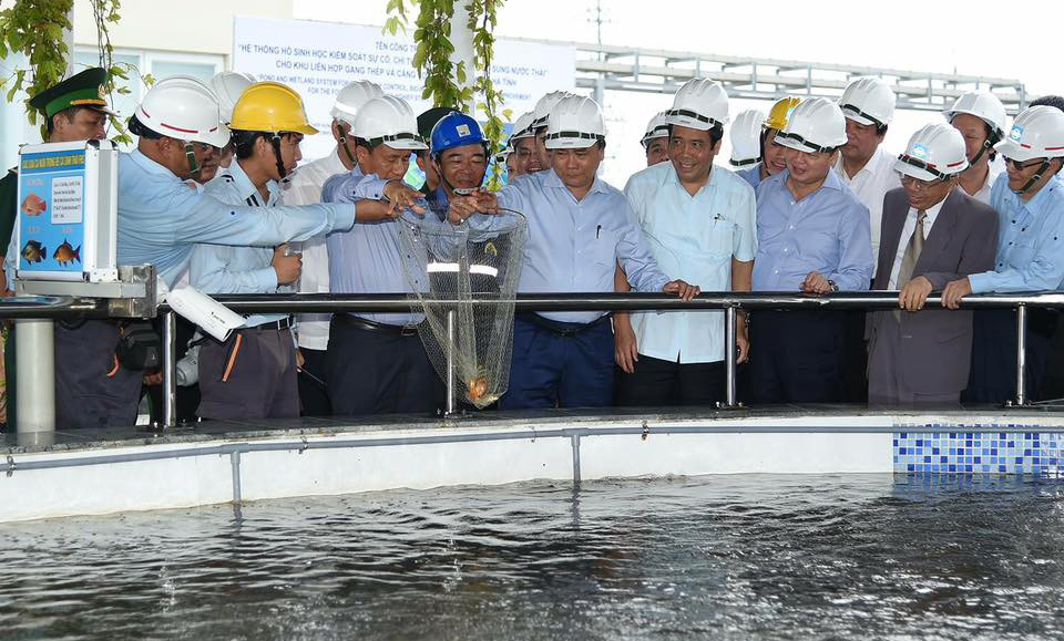 Thủ tướng Nguyễn Xuân Phúc cùng đoàn công tác thị sát khu xử lý môi trường tại Cty Formosa Hà Tĩnh. Ảnh: P.V