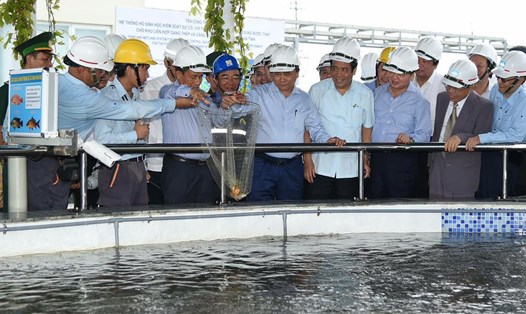 Thủ tướng Nguyễn Xuân Phúc cùng đoàn công tác thị sát khu xử lý môi trường tại Cty Formosa Hà Tĩnh. Ảnh: P.V