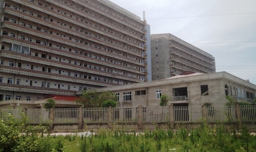 Sau 8 năm xây dựng, bổ sung cả nghìn tỉ đồng, DA Bệnh viện Sản nhi tỉnh Ninh Bình vẫn dở dang nằm “đắp chiếu” vì thiếu vốn. Ảnh: NGUYỄN TRƯỜNG