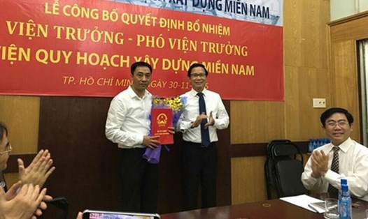Ông Nguyễn Đình Toàn (phải) trao Quyết định bổ nhiệm Phó Viện trưởng Viện Quy hoạch Xây dựng miền Nam cho ông Nguyễn Anh Tuấn ngày 30.11.2015. Ảnh: Báo Xây dựng
