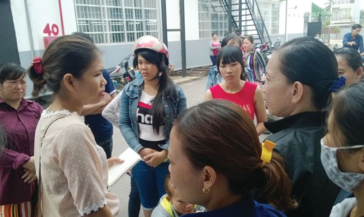 PV Lê Tuyết phỏng vấn công nhân Cty Sea Hwa Vina (Củ Chi, TPHCM) khi thực hiện phóng sự “Nước mắt và nụ cười trong kỳ phát lương vô tiền khoáng hậu”