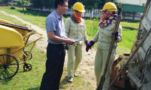 PV Quang Đại (trái) cùng với người lao động