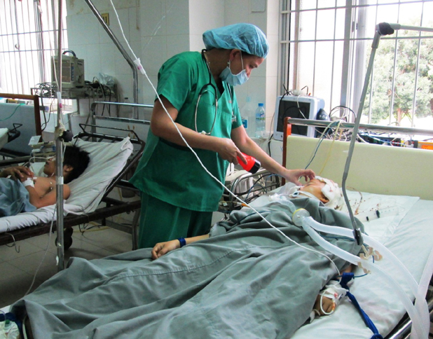 Kha đang được điều trị tại phòng hồi tỉnh sau mổ.