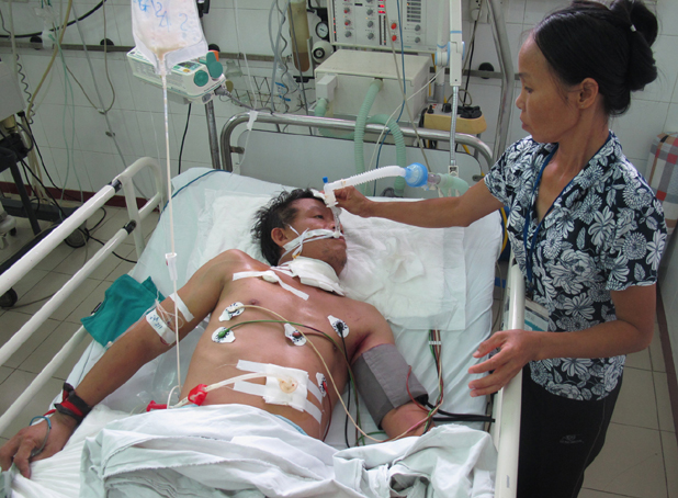 Anh Hội đang được cứu chữa tại Phòng Hồi sức tích cực (Bệnh viện Việt - Đức, Hà Nội).