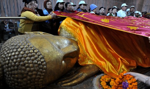 Tượng Phật nhập niết bàn ở Kusinagar. Ảnh: Việt Văn