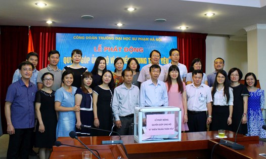  Cán bộ, nhà giáo, đoàn viên công đoàn Trường ĐHSP Hà Nội quyên góp ủng hộ giáo viên và học sinh miền Trung.