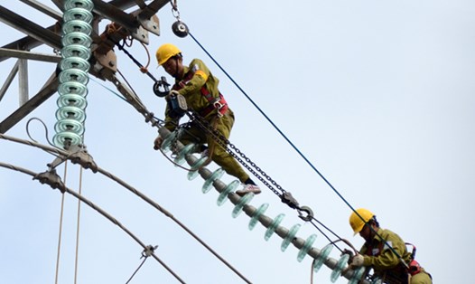 Công nhân ngành điện sửa chữa đường dây cao thế. Ảnh: N.L